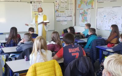 Venue du prêtre à l’école